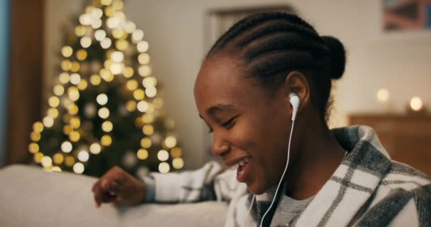 Zbliżenie Młodej Afrykańsko Wyglądającej Dziewczyny Słuchającej Muzyki Słuchawkach Dziewczyna Siedzi — Wideo stockowe