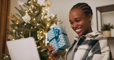 Afrikalı görünümlü çekici bir kız arkadaşlarıyla görüntülü konuşma yapar. Sonunda arkadaşlarının hazırladığı hediyeyi aldı. Kızın elinde bir hediye var, teşekkürler arkadaşlar ve bilin bakalım arada ne var?.