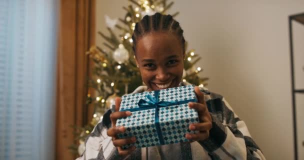 Christmas Eve African Looking Girl Received Gift Family Decided Record — Wideo stockowe