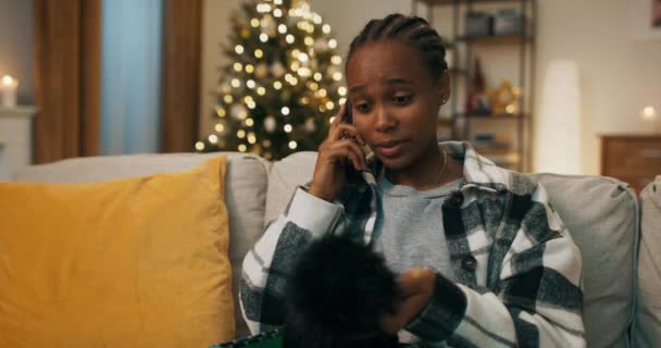 African Looking Girl Received New Years Gift Friends Winter Hat — Wideo stockowe