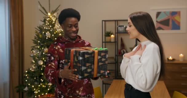 Святвечір Вітальні Хлопець Африканського Походження Подарував Дівчині Подарунок Посміхнена Брюнетка — стокове відео