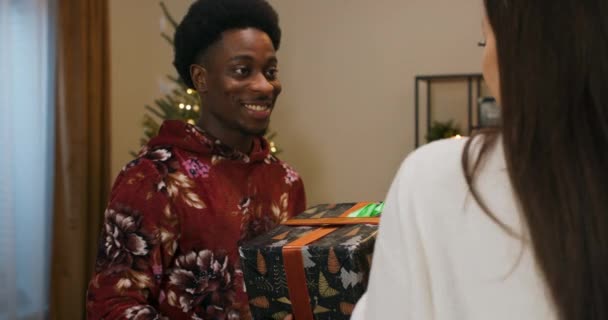 Під Час Вечірки Молодий Чоловік Африканського Походження Подарував Дівчині Подарунок — стокове відео