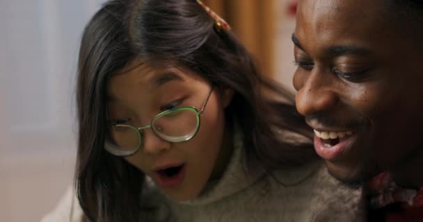 Asian Looking Girl Glasses Young African Looking Guy Unpack Christmas — Vídeos de Stock