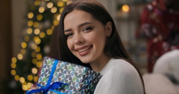 Vánoční Večírek Atraktivní Brunetka Dívka Bílém Svetru Drží Dlouho Očekávaný — Stock video