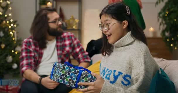 Christmas Eve Friends Gathered Living Room Receive Gifts Asian Girl — Stockvideo