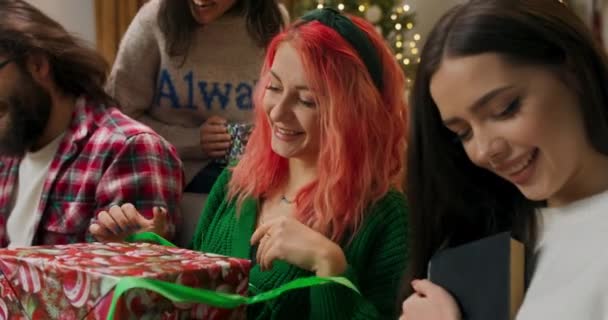 Christmas Party Happy Friends Sit Sofa Living Room Unpack Gifts — Wideo stockowe