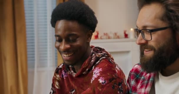 Afroamerykanin Okularami Brodą Siedzą Kanapie Salonie Rozmawiają Sobą Chłopcy Noszą — Wideo stockowe