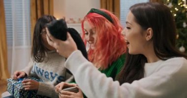 Noel partisinde, kızlar kanepeye oturur ve hediyeleri açarlar. Esmer ve kızıl kıvırcık saçlı kız hediyelerini açıyor. Kızlar izlenimlerini paylaşıyor..