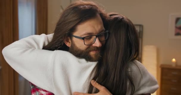 Homem Sorridente Com Óculos Barba Conheceu Namorada Morena Abraçou Firmemente — Vídeo de Stock
