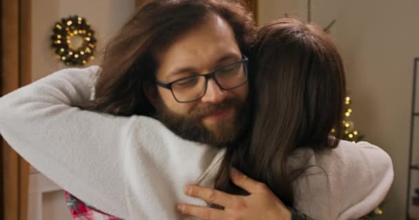 Man Glasses Beard Hugs Girlfriend Whom Has Seen Long Time — Vídeos de Stock