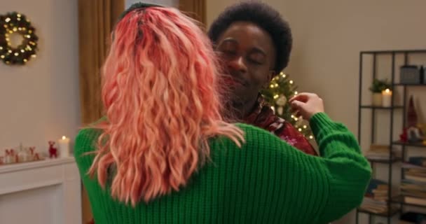 Афроамериканець Задоволенням Зустрічає Свою Дівчину Під Час Різдвяної Вечірки Дівчина — стокове відео