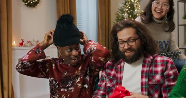Onnelliset Ystävät Purkamassa Joululahjoja Pojat Päättivät Kiusata Kokeilla Naisten Vaatteita — kuvapankkivideo