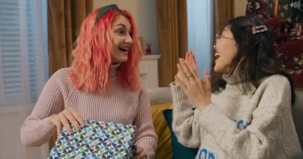 Nejlepší Přátelé Během Vánočního Večírku Vyměňují Dárky Asijské Dívka Dívka — Stock video