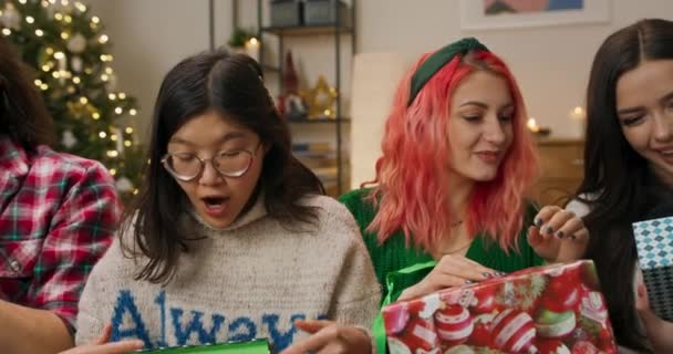 Christmas Party Friends Sat Couch Living Room Time Receive Gifts — Stockvideo
