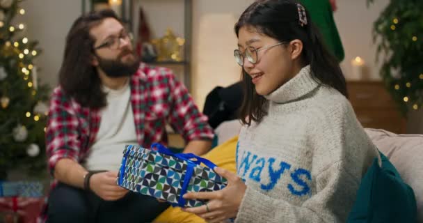 Christmas Eve Friends Gathered Living Room Receive Gifts Asian Girl — Wideo stockowe