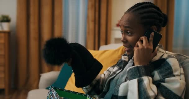 Overstuur Meisje Van Afrikaanse Verschijning Zittend Bank Aan Het Telefoneren — Stockvideo