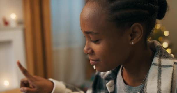 Eine Afrikanisch Aussehende Frau Kariertem Hemd Hat Videochat Und Kommuniziert — Stockvideo