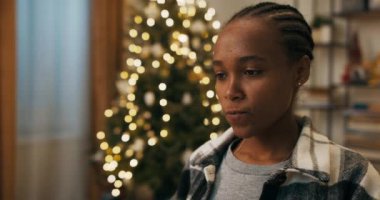 Kış akşamı. Afrikalı görünümlü bir kadın oturma odasında masada oturuyor ve patronla görüntülü konuşma yapıyor. O, geçen ay yapılan iş hakkında rapor verir. Kadın odaklanmış, dudaklarını yalıyor..