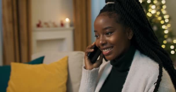 Весела Дівчина Африканського Походження Сидить Дивані Розмовляє Телефону Друзями Вони — стокове відео