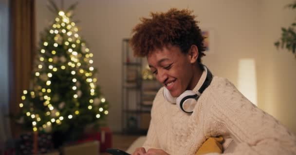 Glimlachende Vrolijke Jongen Brengt Tijd Thuis Kerstmis Koud Buiten Gezellige — Stockvideo
