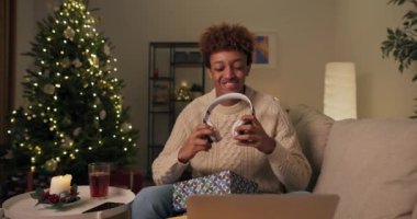 Yakışıklı genç çocuk Noel 'i evde yalnız geçirir. Bilgisayarda ailesiyle konuşur. Canlı paketleri açar. Onlardan aldığı hediyeyle mutlu olur..