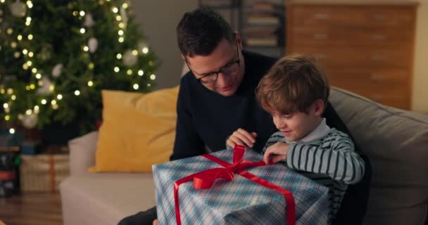 Malé Dítě Otevře Dárek Santa Clause Dar Roztrhá Barevný Papír — Stock video