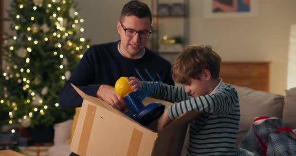 Petit Garçon Reçoit Cadeau Noël Son Père Déballe Une Grande — Video