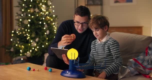Hırslı Bir Adam Noel Tatillerinde Okul Çağındaki Oğluyla Vakit Geçirir — Stok video