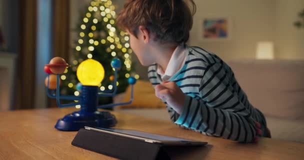 Sedmiletý Chlapec Hnědými Vlasy Dívá Obrázky Planet Tabletu Ukazuje Dětském — Stock video