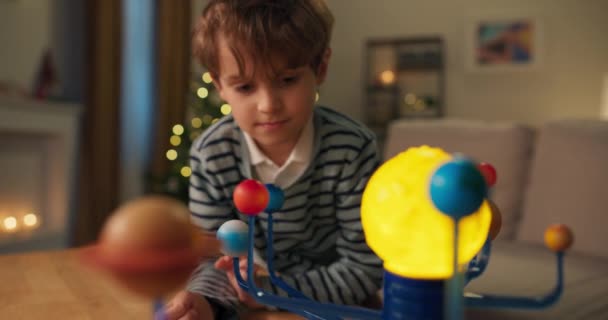 Primer Plano Del Niño Años Mirando Modelo Infantil Del Sistema — Vídeos de Stock