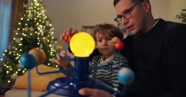 Gözlüklü Baba Oğlu Işıldayan Noel Ağacının Arkasında Koltukta Oturuyor Babam — Stok video
