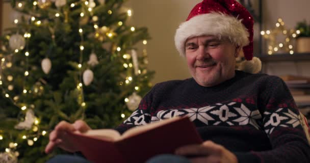 Muž Středního Věku Sedí Židli Vánočního Stromku Drží Ruce Červenou — Stock video