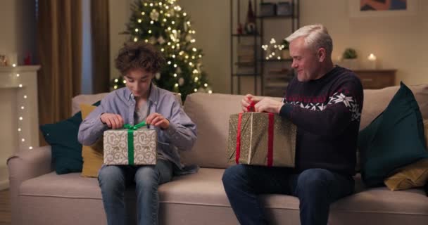 Karácsonyi Partin Apa Fia Ajándékokat Cseréltek Elmosolyodtak Kicsomagoltak Kioldják Zöld — Stock videók