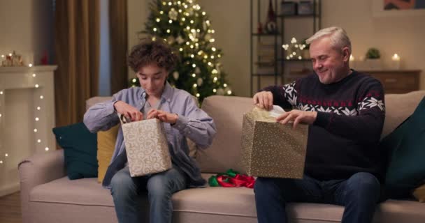 Vater Und Sohn Sitzen Auf Dem Sofa Wohnzimmer Lächeln Und — Stockvideo