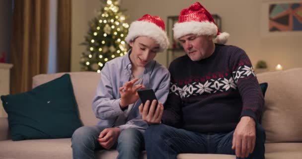 Heiligabend Vater Und Sohn Sitzen Auf Der Couch Wohnzimmer Der — Stockvideo