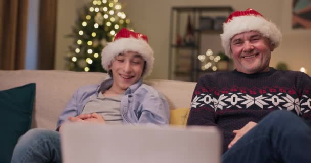 Nach Der Weihnachtsfeier Saßen Vater Und Sohn Auf Der Couch — Stockvideo