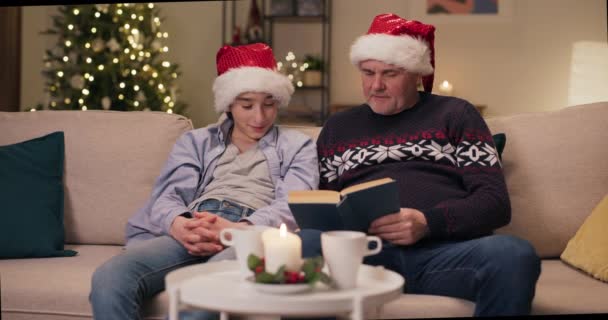 Vorabend Von Weihnachten Sitzt Der Teenager Mit Papa Auf Der — Stockvideo