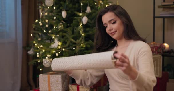 Jovem Mãe Atraente Senta Chão Perto Árvore Natal Sorrindo Preparando — Vídeo de Stock