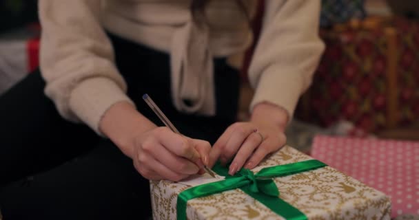 Zbliżenie Dziewczyny Trzymającej Długopis Podpisujący Prezent Który Przygotowała Dla Przyjaciela — Wideo stockowe