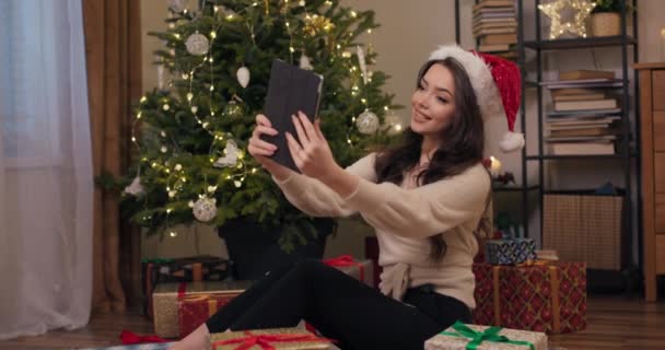 Egy Fiatal Vonzó Lány Padlón Közel Karácsonyfa Videochat Tabletta Barátjával — Stock videók