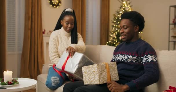 Alegre Estudiantes Apariencia Africana Están Preparando Para Navidad Embalaje Regalos — Vídeo de stock