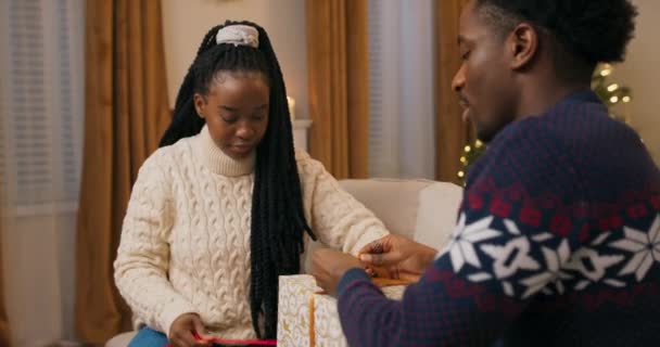 Winterabend Afrikanisch Aussehende Geschwister Warmen Pullovern Sitzen Auf Dem Sofa — Stockvideo
