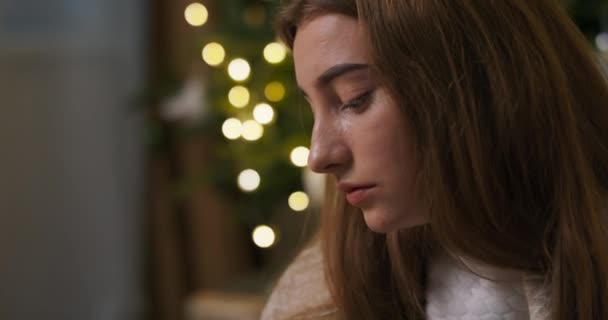 Közelkép Egy Szomorú Frusztrált Lányról Aki Karácsonyfa Mellett Egy Csésze — Stock videók