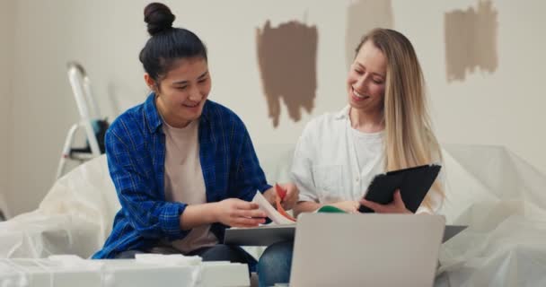 Una Joven Mujer Belleza Asiática Está Feliz Con Proyecto Diseño — Vídeos de Stock