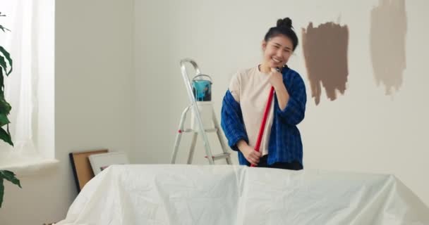 Beauté Asiatique Est Satisfaite État Avancement Rénovation Nouvel Appartement Fille — Video