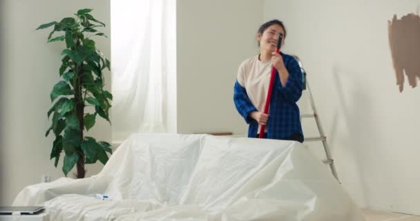 Beauté Asiatique Est Satisfaite État Avancement Rénovation Nouvel Appartement Fille — Video