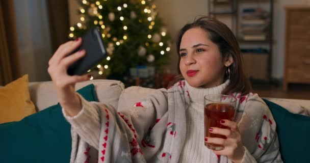 Dziewczyna Spędza Samotny Zimowy Wieczór Ubrana Koc Influencer Robi Selfie — Wideo stockowe