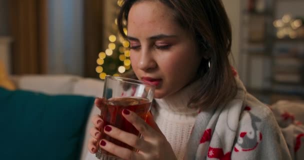 Mãos Femininas Segurando Uma Caneca Chá Quente Noite Uma Jovem — Vídeo de Stock