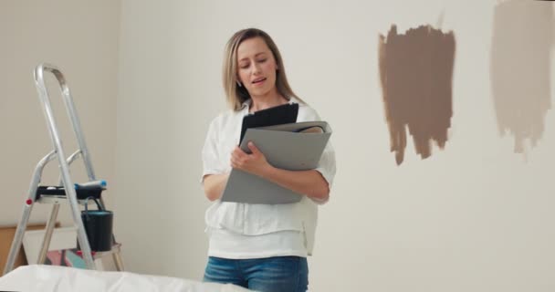 Hermosa Diseñadora Vestida Con Camiseta Blanca Camisa Sostiene Una Carpeta — Vídeo de stock