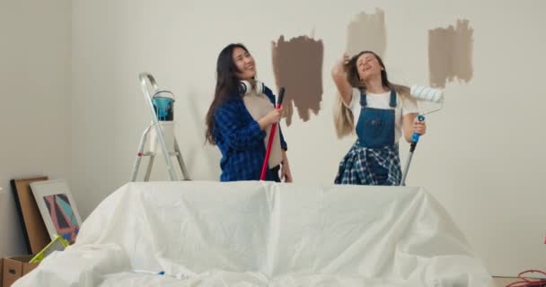 Két Lány Röhög Improvizált Mikrofonokba Énekel Nők Abban Szobában Vannak — Stock videók